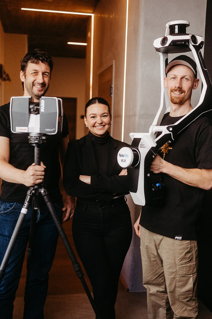 Drei Personen stehen mit 3D-Laserscan Ausrüstung nebeneinander.