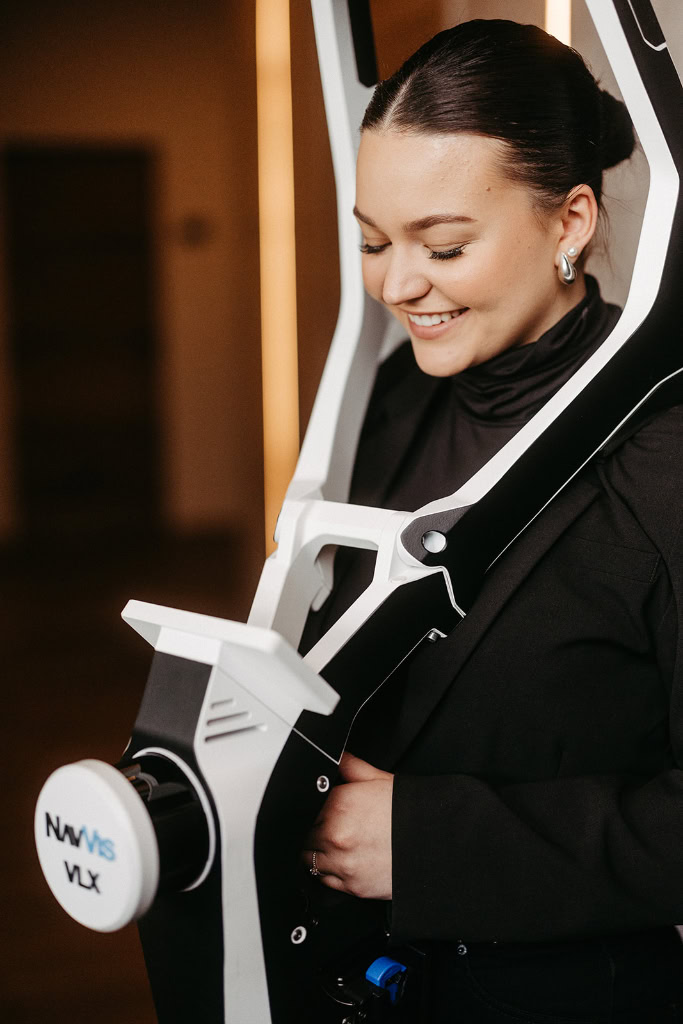 Eine Frau hält einen 3D-Laserscanner.