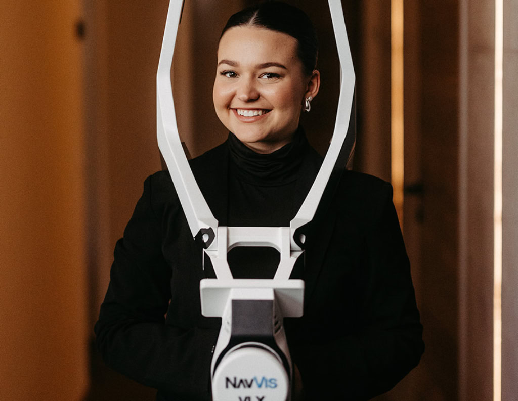 Eine Frau hält einen 3D-Laserscanner