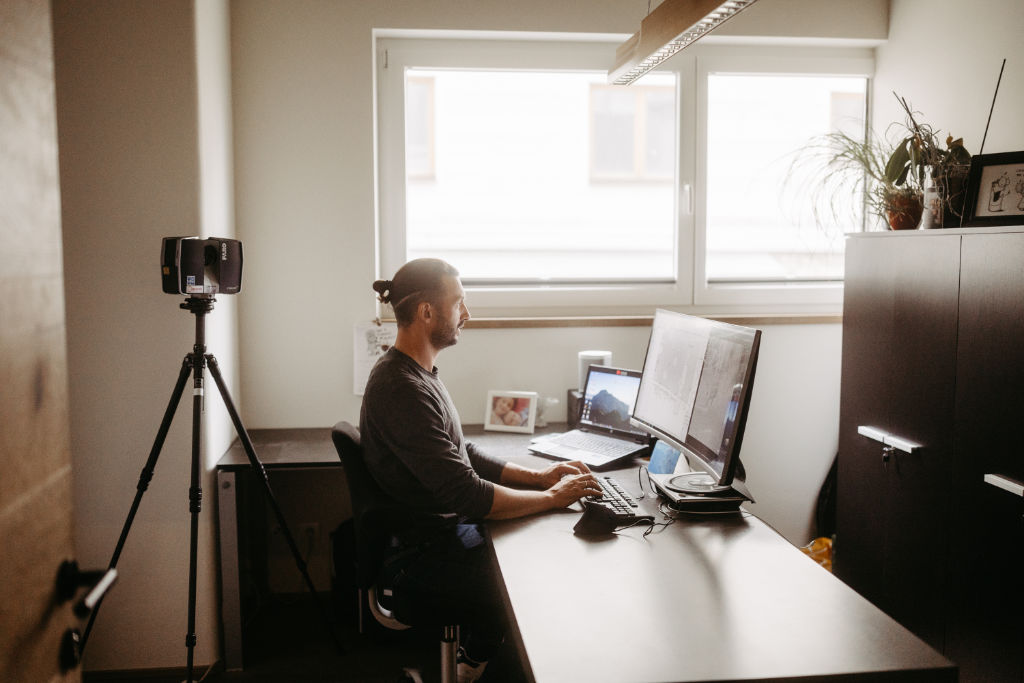 Virtuelle Rundgang-Ansicht auf Computer mit fotorealistischer Visualisierung“